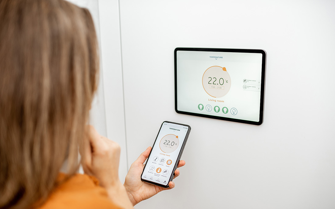 Frau stellt Smart Home ein