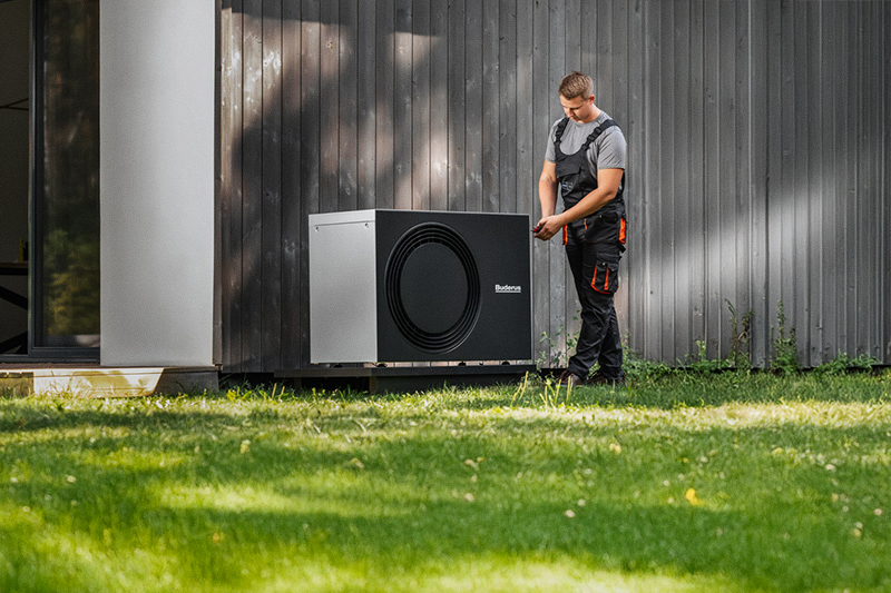 Installateur installiert eine Buderus Wärmepumpe