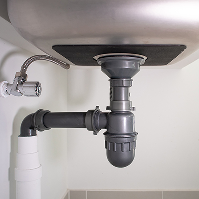 Waschbecken mit Abflussrohr