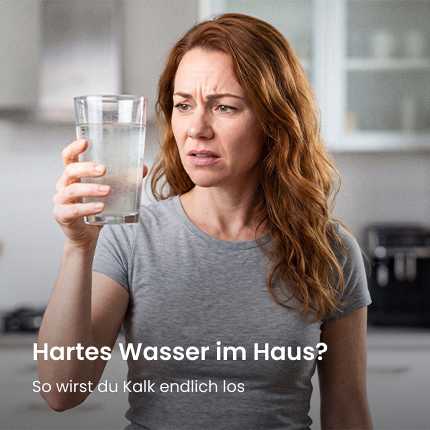 Mit KI generiert: Wasseraufbereitung - Frau prüft skeptisch trübes Leitungswasser in der Küche